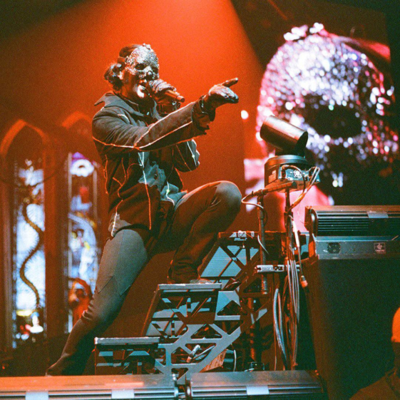 Papa V Perpetua durante el concierto de GHOST filmado en México para 2 Big To Rig.