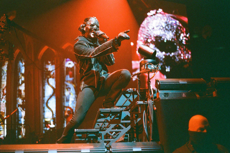 Papa V Perpetua durante el concierto de GHOST filmado en México para 2 Big To Rig.