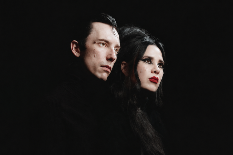 Alexandra James y Zachary James de Twin Temple promocionan el álbum Doomed Lovers.