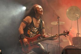 La voz, el bajo y la visión de Cronos definieron a Venom y dejaron una huella decisiva en el thrash, el death y el black metal.