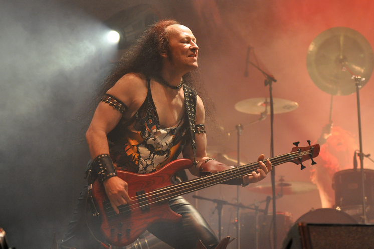 La voz, el bajo y la visión de Cronos definieron a Venom y dejaron una huella decisiva en el thrash, el death y el black metal.